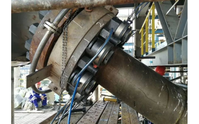 化肥氨合成塔顶盖螺栓预紧客户选用乐玩体育在线注册,乐玩体育（中国）KWZK液压螺栓拉伸器